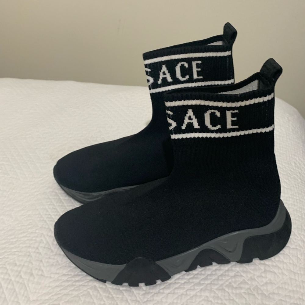 Versace Squalo Logo High Top
Sock Sneaker 
3US / 34EU. BLACK